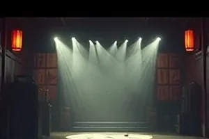 深夜档《长夜列车备忘》封面，卧铺车厢的过道灯